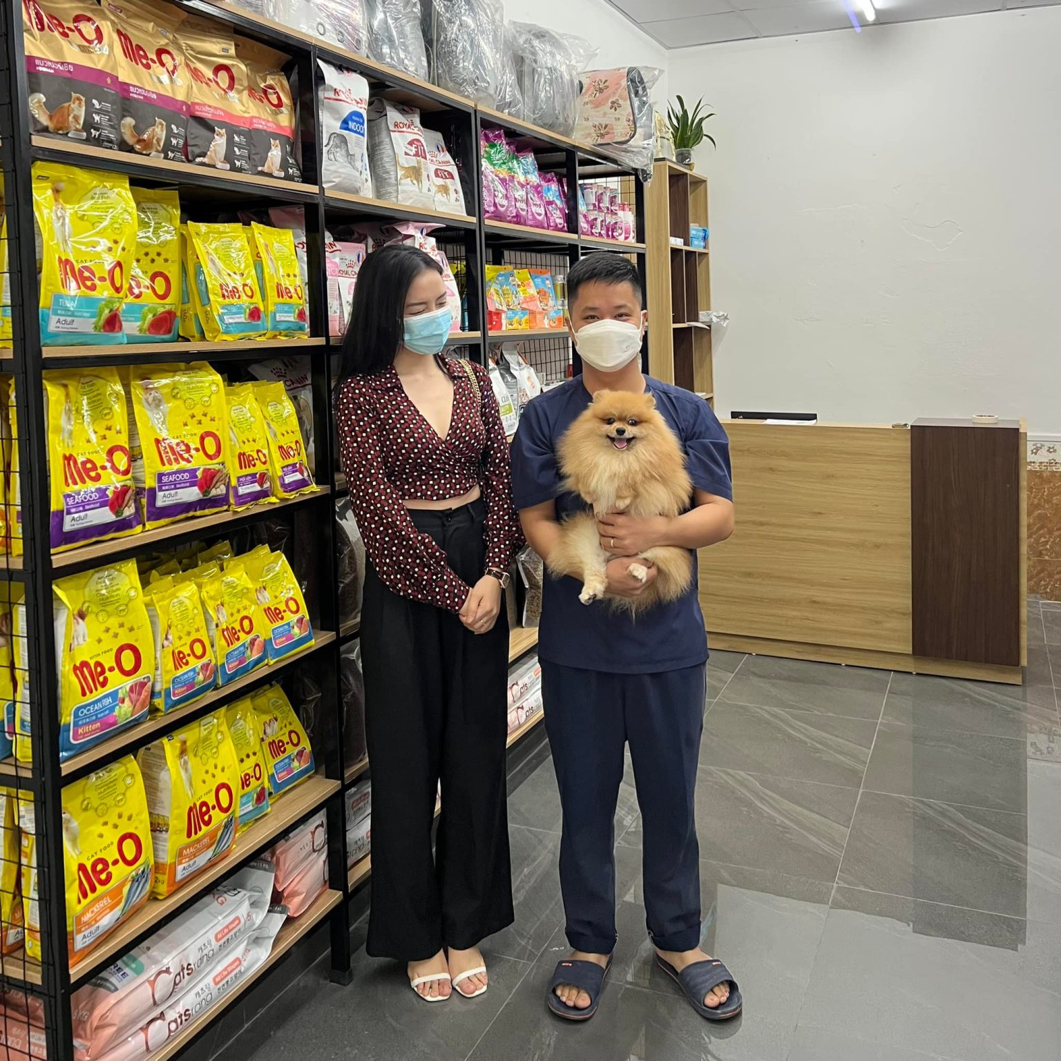 Bác sĩ và khách hàng tại bênh viện thú y